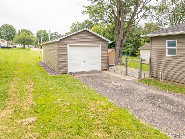 904 N Middle Street, Farmington, MO 63640