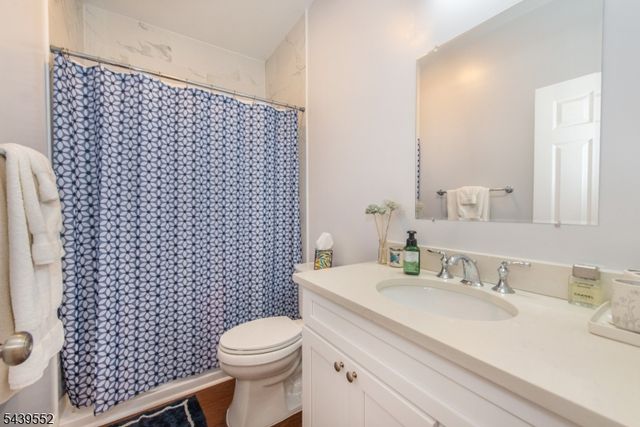 18 Post Oak Ct, Hardyston Twp., NJ 07419
