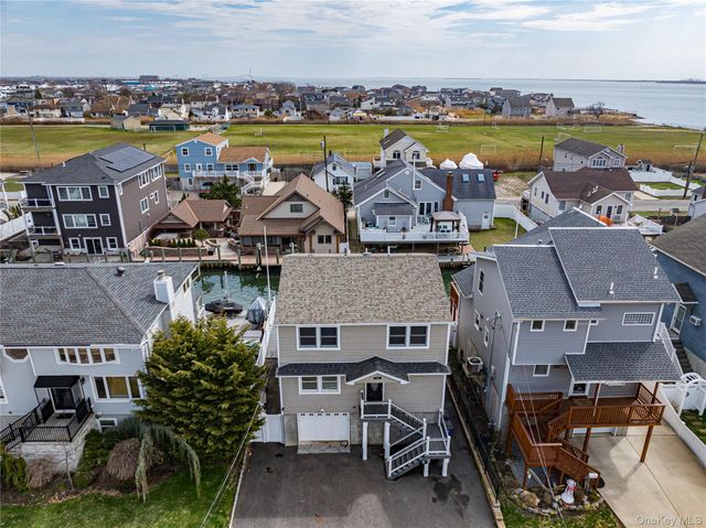 912 Pacific Street, Lindenhurst, NY 11757