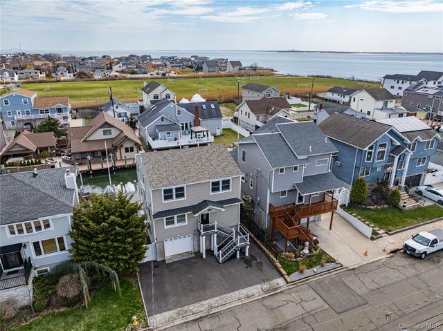 912 Pacific Street, Lindenhurst, NY 11757