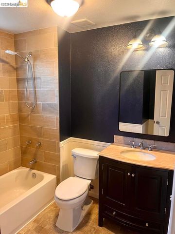 208 Circuit DR, Roseville, CA 95678