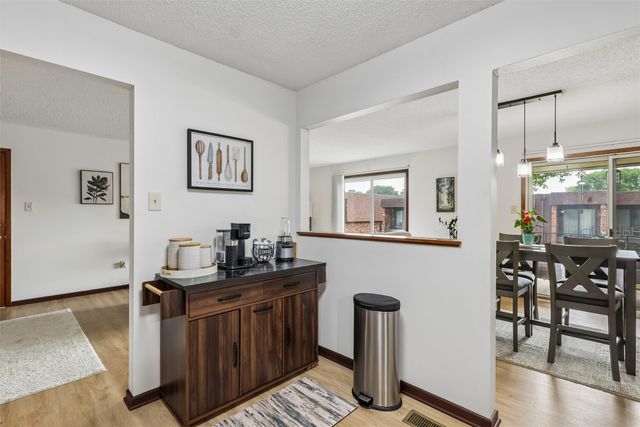 4709 Woodland Avenue 7, West Des Moines, IA 50266