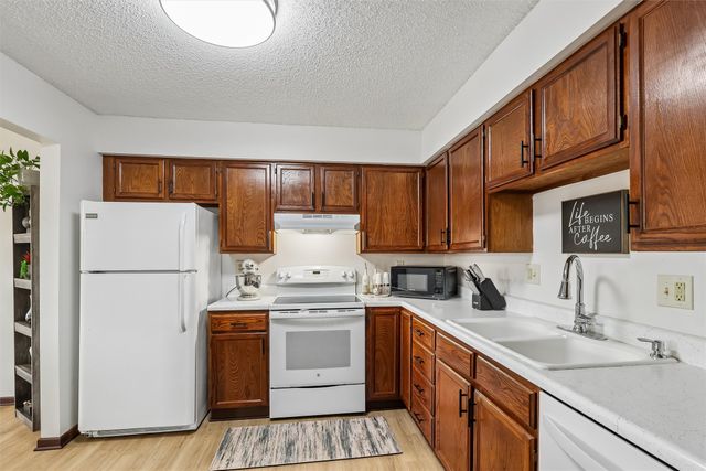 4709 Woodland Avenue 7, West Des Moines, IA 50266