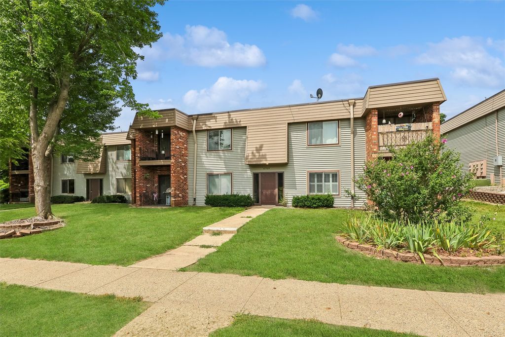 4709 Woodland Avenue 7, West Des Moines, IA 50266