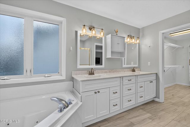 7333 Apache Trail, Holland, OH 43528