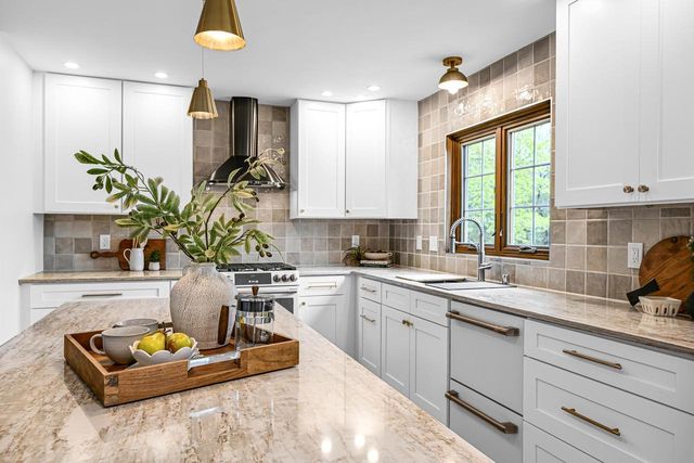 11415 N Lake Shore DRIVE, Mequon, WI 53092