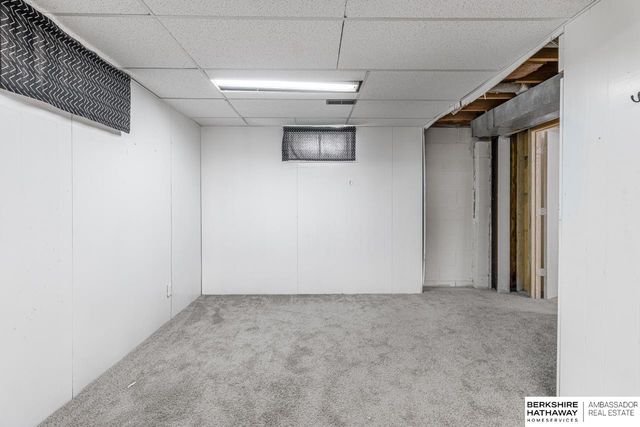 8724 Park View Boulevard, Omaha, NE 68128