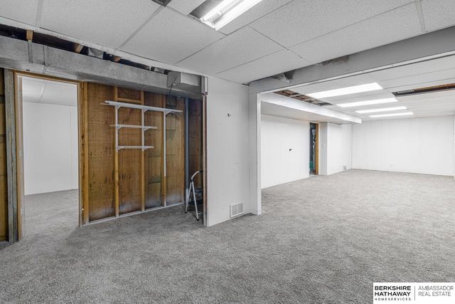 8724 Park View Boulevard, Omaha, NE 68128