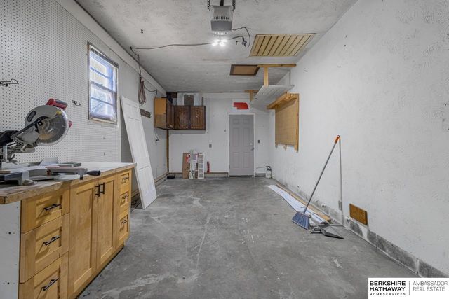 8724 Park View Boulevard, Omaha, NE 68128