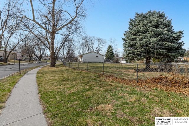 8724 Park View Boulevard, Omaha, NE 68128