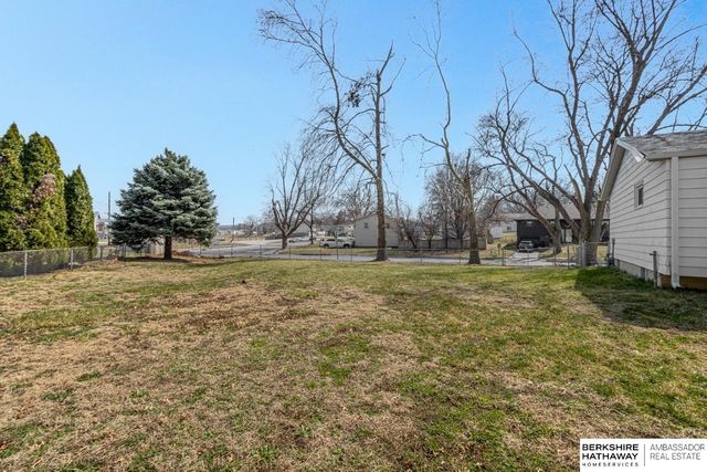 8724 Park View Boulevard, Omaha, NE 68128