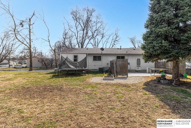 8724 Park View Boulevard, Omaha, NE 68128