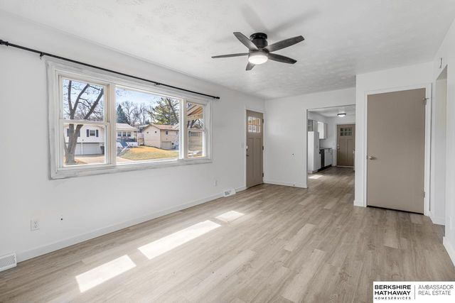 8724 Park View Boulevard, Omaha, NE 68128