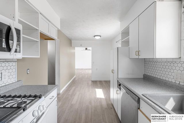 8724 Park View Boulevard, Omaha, NE 68128