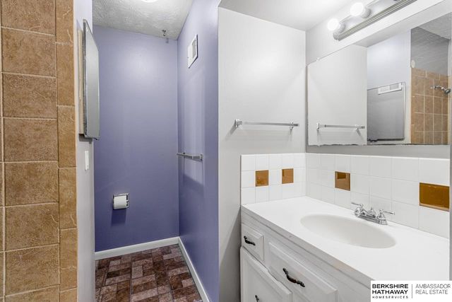 8724 Park View Boulevard, Omaha, NE 68128