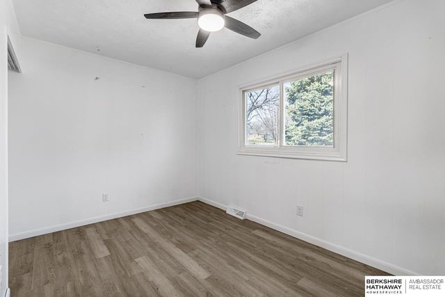 8724 Park View Boulevard, Omaha, NE 68128