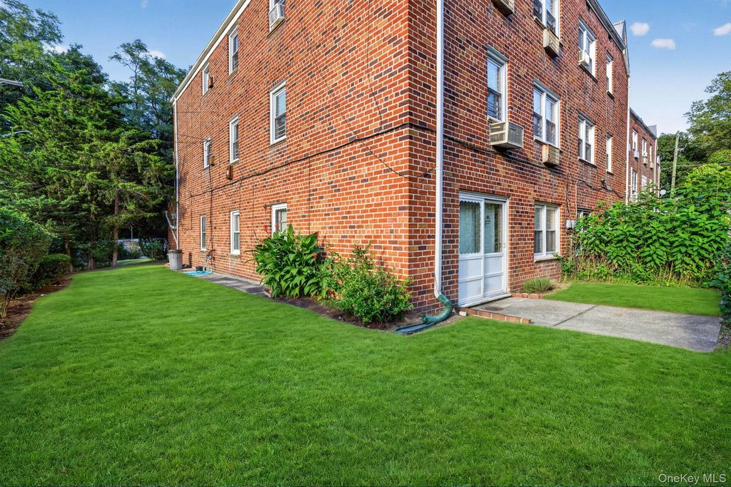 16302 Booth Memorial Avenue, Fresh Meadows, NY 11365 — photo 4