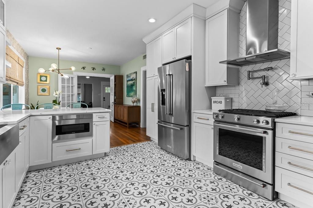 Image 15 of property listing at 2911 W SAN NICHOLAS STREET, Tampa, FL 33629