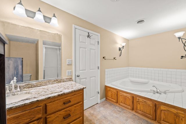 810 SOUTHERN AIR DR, Jefferson City, MO 65109