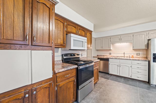 810 SOUTHERN AIR DR, Jefferson City, MO 65109