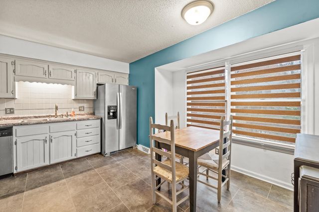 810 SOUTHERN AIR DR, Jefferson City, MO 65109