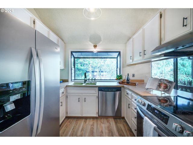 2867 Timberline Dr, Eugene, OR 97405