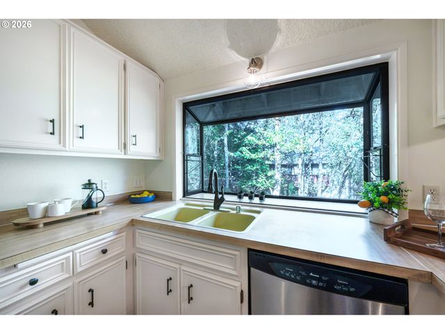 2867 Timberline Dr, Eugene, OR 97405