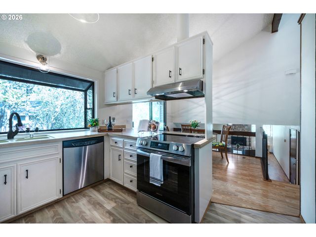 2867 Timberline Dr, Eugene, OR 97405