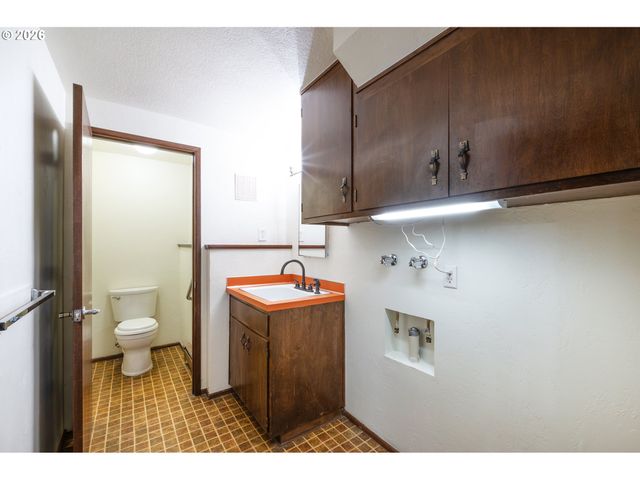 2867 Timberline Dr, Eugene, OR 97405