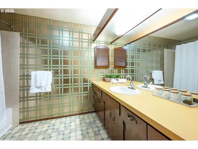 2867 Timberline Dr, Eugene, OR 97405