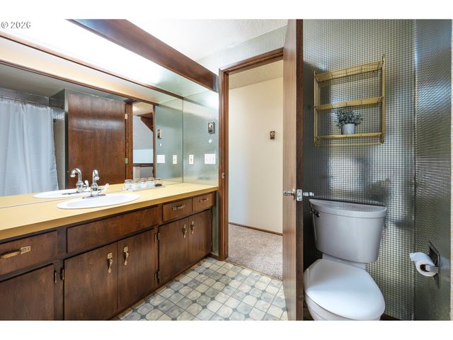 2867 Timberline Dr, Eugene, OR 97405