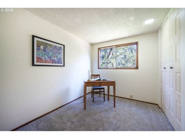 2867 Timberline Dr, Eugene, OR 97405