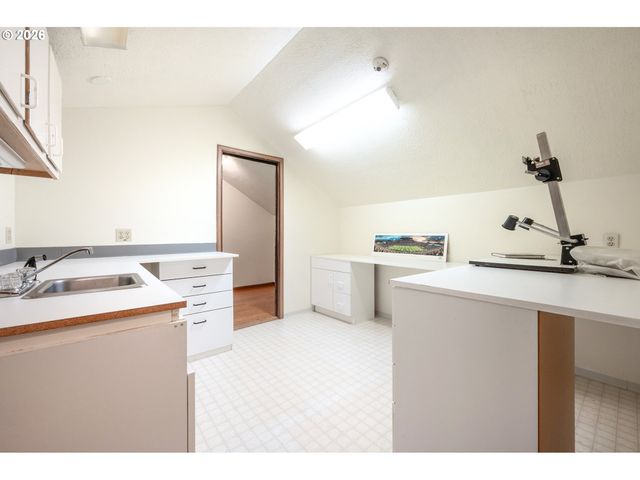 2867 Timberline Dr, Eugene, OR 97405