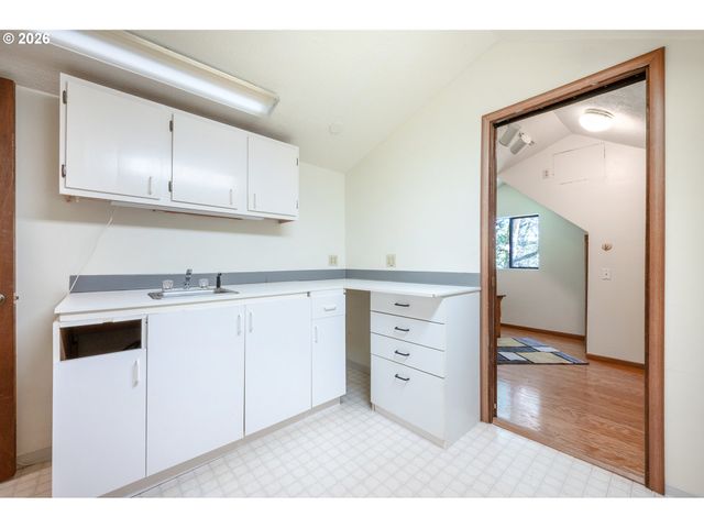 2867 Timberline Dr, Eugene, OR 97405