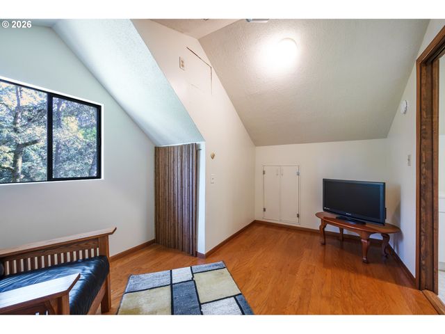 2867 Timberline Dr, Eugene, OR 97405