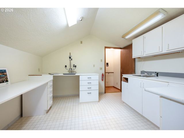 2867 Timberline Dr, Eugene, OR 97405