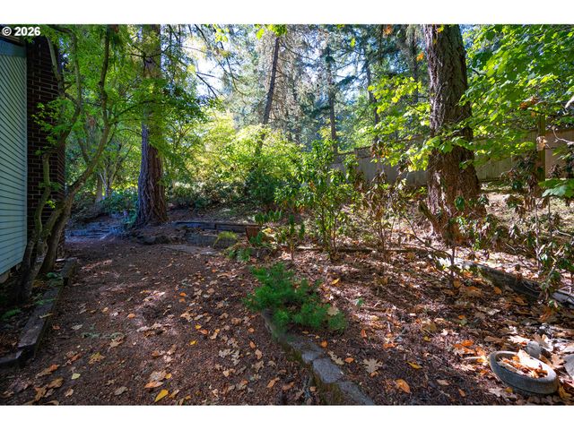 2867 Timberline Dr, Eugene, OR 97405