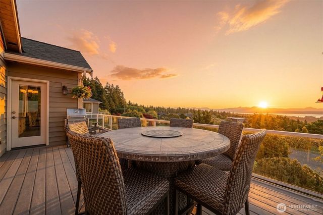 108 Glacier Peak Drive, Camano Island, WA 98282