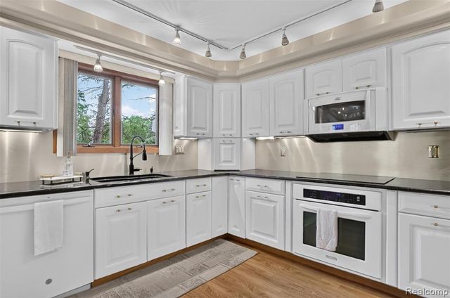 7772 Athlone Drive, Brighton, MI 48116