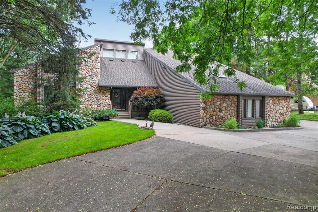 7772 Athlone Drive, Brighton, MI 48116