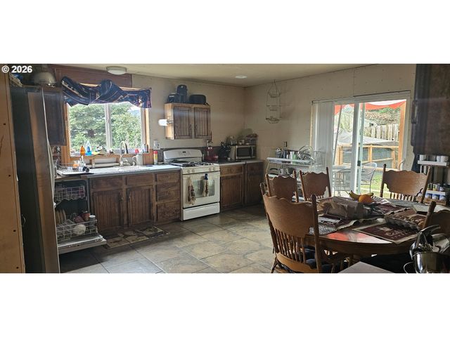 1852 Nw DOGWOOD St, Roseburg, OR 97471