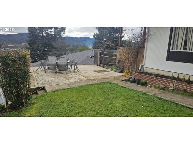 1852 Nw DOGWOOD St, Roseburg, OR 97471