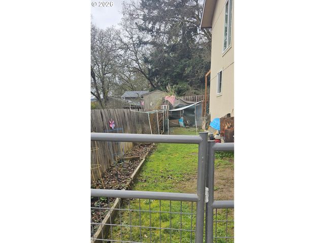 1852 Nw DOGWOOD St, Roseburg, OR 97471