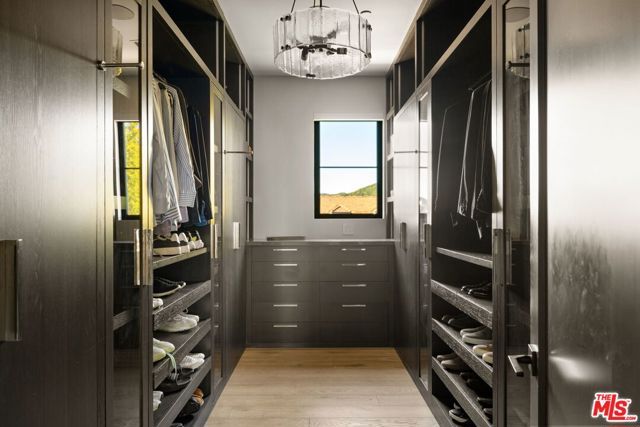 890 Linda Flora Drive, Los Angeles, CA 90049