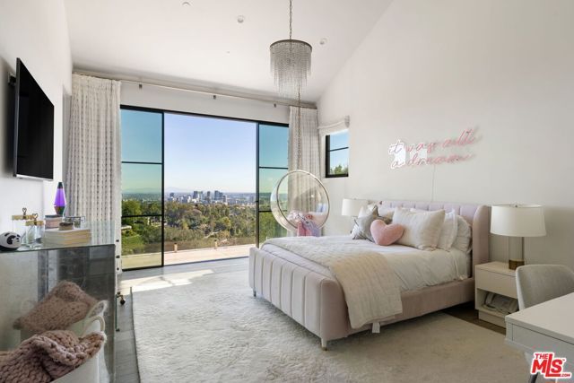 890 Linda Flora Drive, Los Angeles, CA 90049