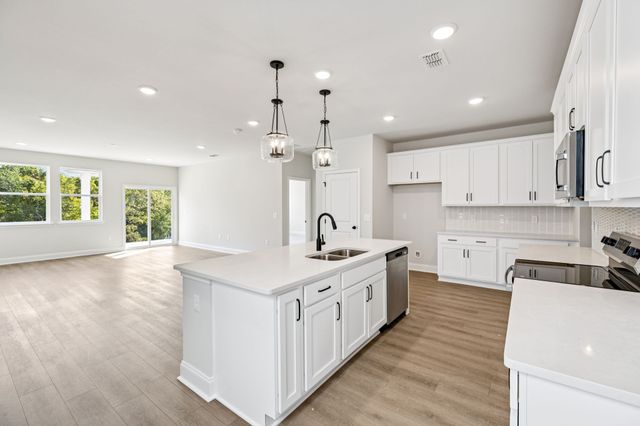 1090 Large Poppy Dr, La Vergne, TN 37086