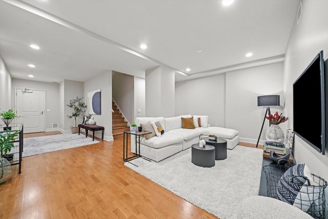 850 N Lake Shore Drive 202, Chicago, IL 60611