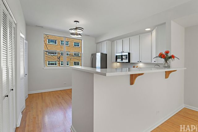 6957 N Western Avenue E, Chicago, IL 60645
