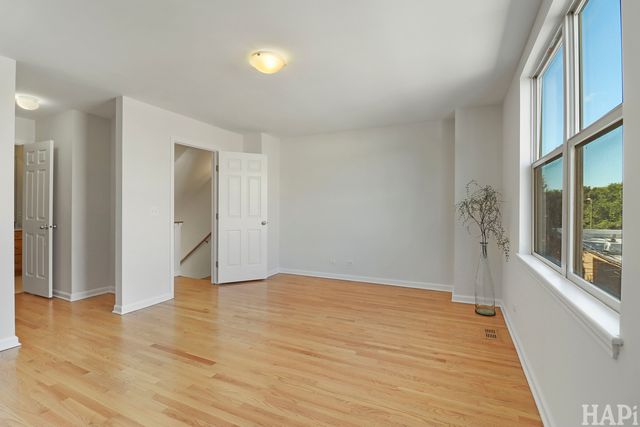 6957 N Western Avenue E, Chicago, IL 60645