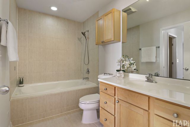 6957 N Western Avenue E, Chicago, IL 60645